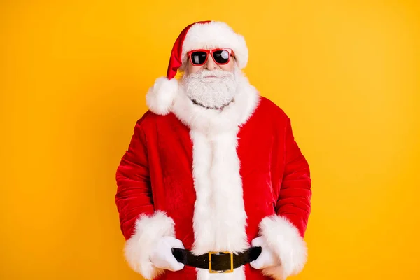 Portret van zijn he nice funny fashionable zelfverzekerde witharige Santa holding riem dragen December pluizig look outfit geïsoleerd helder levendig glans levendige gele kleur achtergrond — Stockfoto