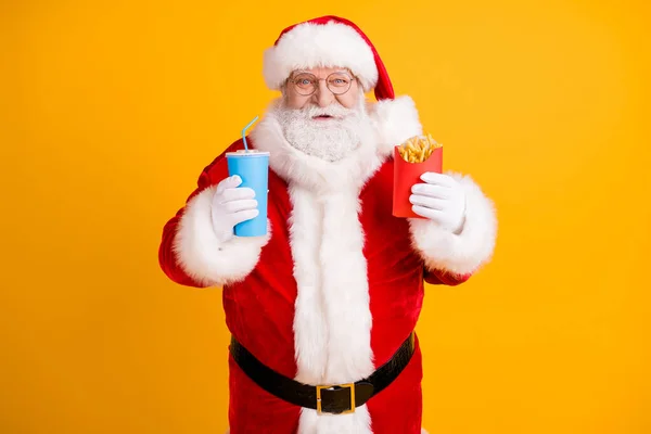 Portret jego miły wesoły wesoły wesoły zabawny biały włosy Santa jedzenie fast food menu przepis na odchudzanie dieta izolowana na jasny żywy połysk żywy żółty kolor tło — Zdjęcie stockowe