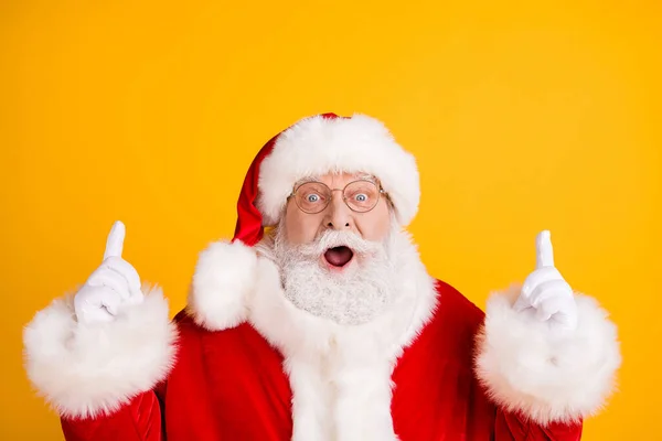 Close-up portrait of his he nice cheerful cheery funny glad white-haired Santa demonstrating look idea up copy space ad advert isolated bright vivid shine vibrant yellow color background — Stock Photo, Image