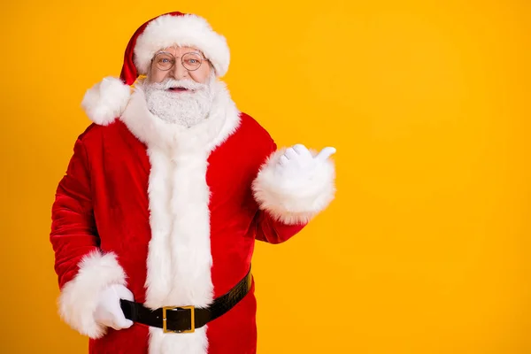Podekscytowany święty tłuszcz Święty Mikołaj z dużym brzucha punkt kciuk copyspace wykazać x-mas Boże Narodzenie magia reklamy rabatowe nosić czapki pas odizolowany jasny połysk kolor tło — Zdjęcie stockowe