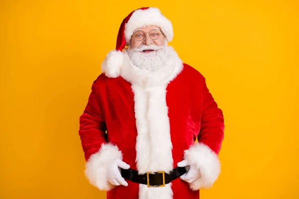 Фото позитивного збудженого Санта-Клауса насолоджуйтесь феєю веселого різдвяного святкування вечірки на Різдво в червоному костюмі ізольовані на яскравому світлому кольоровому фоні — стокове фото