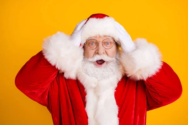 Omg magic miracle fairy discounts really. Astonished santa claus impressed x-mas christmas newyear discounts touch head hands wear red costume isolated bright shine color background — Stock Photo, Image