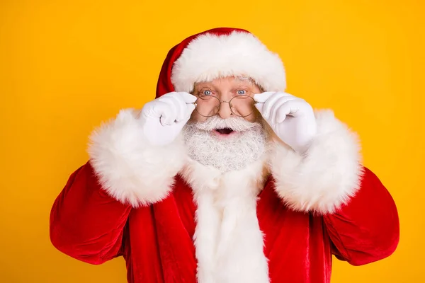 Portret verbaasd santa claus onder de indruk x-mas nieuwjaar kerst magie wonder advent verkoop korting touch witte handschoenen specs dragen rode hoofddeksels geïsoleerde heldere glans kleur achtergrond — Stockfoto