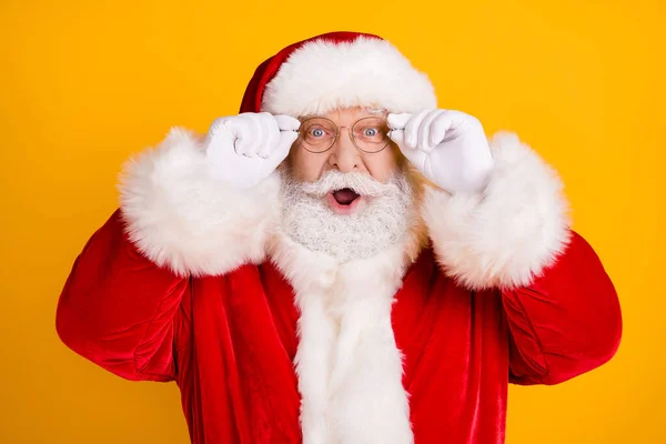 Portret zdumiony Święty Mikołaj pod wrażeniem x-mas bajki tradycji Boże Narodzenie zniżki dotyk białe rękawiczki specs nosić styl stylowy modny czerwony kostium czapka odizolowany jasny połysk kolor tło — Zdjęcie stockowe