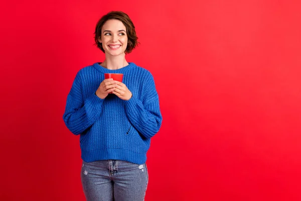 Retrato de ella ella agradable atractivo curioso alegre alegre alegre morena chica bebiendo cacao mirando a un lado solución de espacio de copia aislado sobre brillante brillo vivo vibrante color rojo fondo —  Fotos de Stock