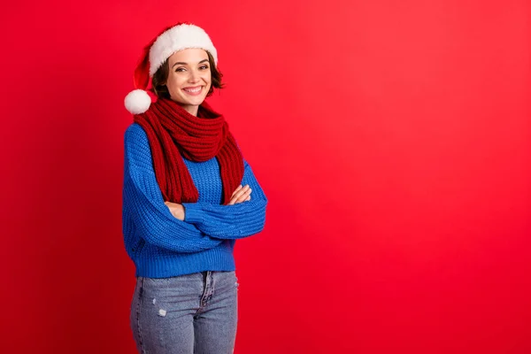 Foto de menina positiva em santa claus cap cross hands desfrutar de natal espírito atmosfera advento evento desgaste pulôver isolado sobre brilho brilhante cor fundo — Fotografia de Stock