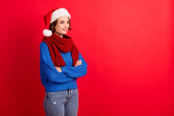 Фотографія з боку профілю позитивної дівчини в головній убірці Санта-Клауса хрест руки насолоджуватися новорічною феєю на вечірці носіння синього светру ізольовані на яскравому світлому фоні — стокове фото
