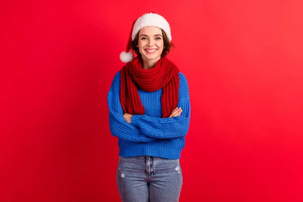 Фото позитивної веселої дівчини в головній убірці Санта-Клауса хрест руки насолоджуються підготовкою різдвяної новорічної вечірки одягають светр ізольований на яскравому світлому фоні — стокове фото