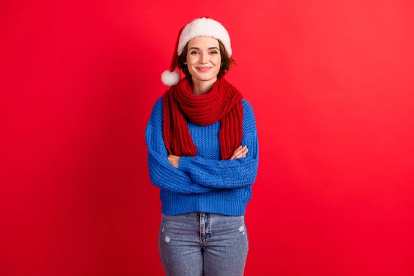 Foto de menina alegre positivo em Santa Claus chapéu cruz mãos desfrutar Natal advento festa dia evento desgaste pulôver isolado sobre brilhante cor fundo — Fotografia de Stock