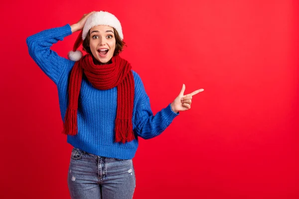 크리스마스 전통을 무시하고. 산타 클라우스 모자를 쓴 사진 작가들의 손에 충격을 받은 정신나간 소녀의 말에 따르면, 광고에는 프로 모 (promo) 가 청색 뜨개질 스웨터를 입고 밝고 밝은 색 배경이 따로 붙어 있는 것으로 나타났다. — 스톡 사진
