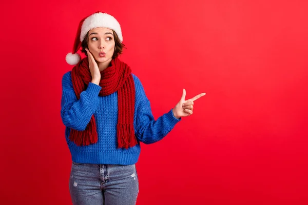 산타 클라우스의 머리쓰개를 입은 충격적 인 소녀가 크리스마스에 인상적 인 쇼핑 할 인 포인트 손가락 모방 사진 작가들의 손을 사용하고 있다. — 스톡 사진