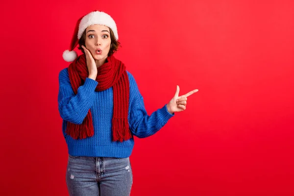 Foto užaslý dívka v Santa Claus čelenky dojem sezóna nakupování zázrak prodej point copyspace nosit modrý pletený svetr džíny izolované jasný lesk barva pozadí — Stock fotografie