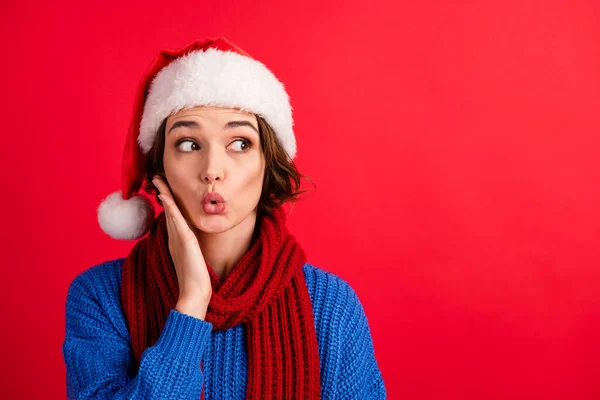 Omg kerstkorting. Geschokt meisje in santa claus hoofddeksels lippen pruilden mollig look copyspace onder de indruk nieuwjaar nieuws touch hand gezicht slijtage trui geïsoleerd helder glans kleur achtergrond — Stockfoto