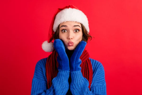 Фото дивовижної дівчини в головній убір Санта Клауса торкаються рукавичок для обличчя губ, розтертих пухнастим вражаючим магічним дивом знижки на одяг джемпер ізольовані на блискучому кольоровому фоні — стокове фото