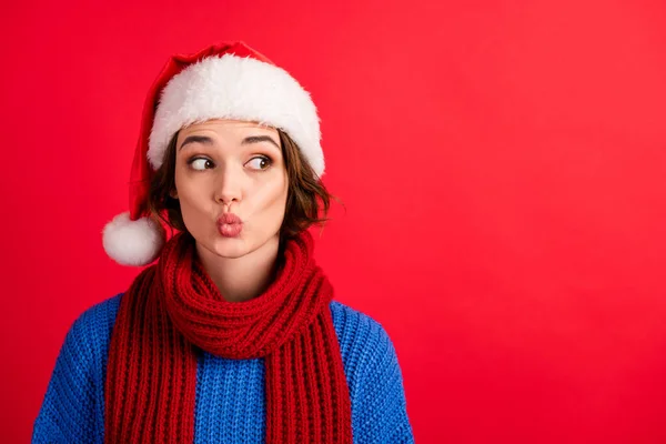 Potret gadis penasaran terkejut mendengarkan Natal penjualan berita musim ini terlihat ruang penyalinan membuat bibirnya berlumuran serak pakai pullover santa claus headwear terisolasi warna merah cerah latar belakang — Stok Foto