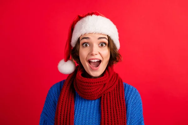 Фото дивовижної божевільної дівчини в головній убірці Санта-Клауса вразило неймовірну зимову різдвяну традицію продажу знижка крик Вау Омг носити пуловер ізольовано на яскравому світлому фоні — стокове фото