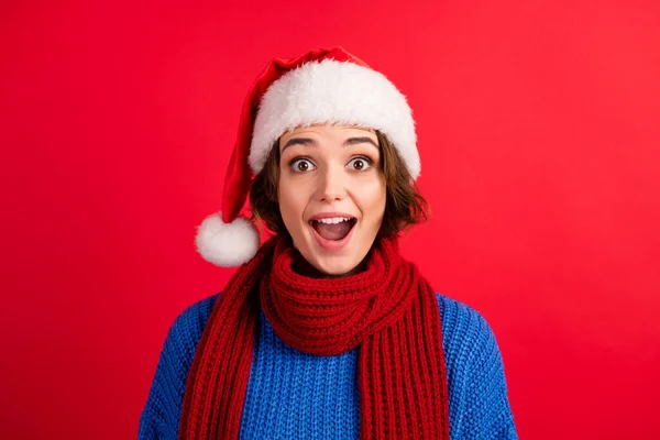 Portrét ohromený pozitivní dívka v Santa Claus čepice dojem víla x-mas Vánoce sezóna tradice cesmíny slevy křik wow omg nosit pulovr izolované jasný lesk barva pozadí — Stock fotografie