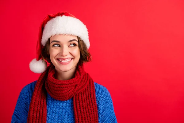 Photo de charmante fille de bonne humeur dans santa claus coiffure regarder copyspace fée houx magie noël événement porter pull isolé sur fond rouge vif — Photo