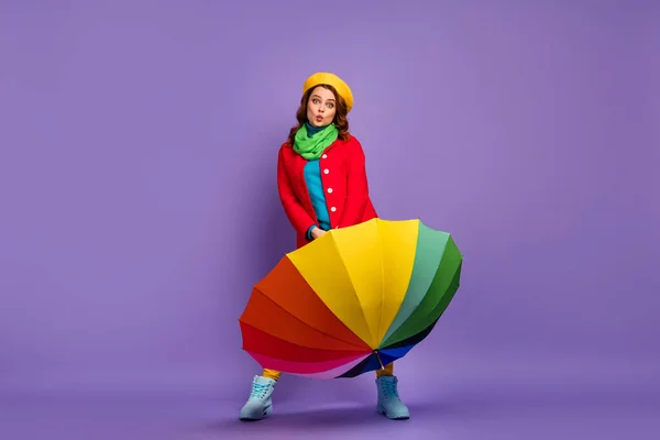 Pleine longueur taille du corps vue de belle jolie jolie gaie gaie fille aux cheveux ondulés tenant dans les mains parasol arc-en-ciel envoi baiser d'air isolé sur violette lilas violet fond de couleur pastel — Photo