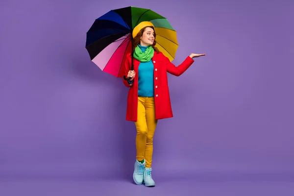 Longitud completa tamaño del cuerpo vista de bonito atractivo encantadora encantadora alegre chica de pelo ondulado sosteniendo espacio de copia del paraguas en el agua de la gota de palma aislado en violeta lila púrpura pastel color fondo —  Fotos de Stock