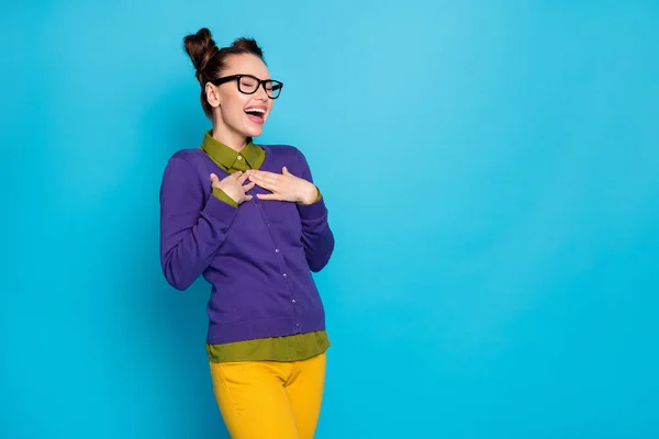 Foto de perfil de señora tonta bastante loca dos bollos persona divertida riendo en voz alta escuchar historia humorística usar especificaciones camisa pantalones de jersey aislado fondo de color azul —  Fotos de Stock