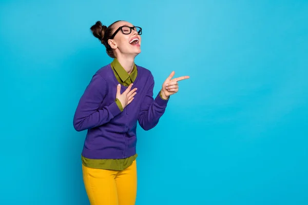 Retrato dela ela agradável atraente muito alegre menina apontando dedo rindo lol alto isolado no brilho vívido vibrante azul verde teal turquesa cor de fundo — Fotografia de Stock