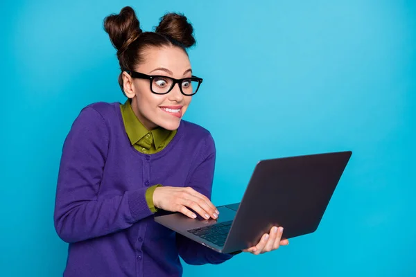 素敵な魅力的なスマートな漫画の子供っぽいセクシーな女の子のクローズアップポートレート手のノートパソコンの書き込み電子メール孤立した鮮やかな輝き鮮やかな緑のテールターコイズ色の背景 — ストック写真