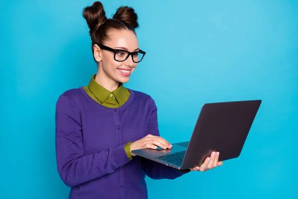 Foto di bella signora due panini divertenti navigazione notebook distanza studio diligente studente letto insegnante e-mail buoni voti gradi indossare specifiche camicia pullover isolato colore blu sfondo — Foto Stock