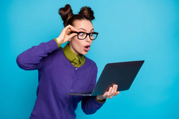 두 명의 예쁜 여학생이 수첩을 들고 공부하는 모습이 담긴 노트북 거리를 담고 있는 사진이 메일 나쁜 성적 목록에는 평범하게 고립 된 푸른 색 배경을 입고 있다 — 스톡 사진