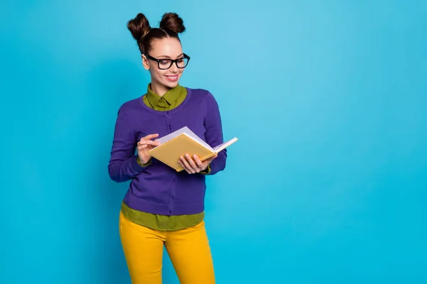 Bild av attraktiv student dam två vackra bullar hålla papper personlig planerare copybook upprepa material innan undersökning slitage specs casual outfit isolerad blå färg bakgrund — Stockfoto