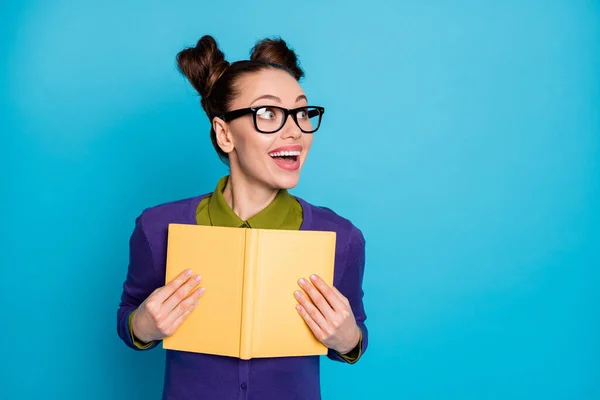 Primer plano retrato de ella ella agradable inteligente inteligente diligente alegre chica aprendiendo libro de lectura creación de plan aislado en brillante brillo vivo vibrante azul verde verde azulado turquesa color de fondo — Foto de Stock