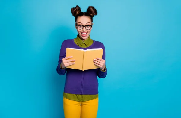 Retrato dela ela agradável atraente muito inteligente inteligente alegre alegre menina geek aprendizagem leitura livro se divertindo isolado no brilho vívido vibrante azul verde teal turquesa cor de fundo — Fotografia de Stock