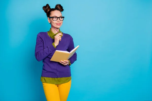 Retrato dela ela agradável atraente bonito bonito inteligente inteligente sonhador alegre menina geek aprendizagem escrita tarefa isolada no brilho vívido vibrante azul verde teal turquesa cor de fundo — Fotografia de Stock