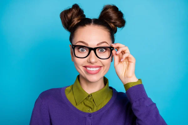 Close-up portret van haar ze mooi aantrekkelijk leuk grappig vrolijk bruin-harig meisje aanraken specs geïsoleerd op helder levendig glans levendig blauw groen teal turquoise kleur achtergrond — Stockfoto