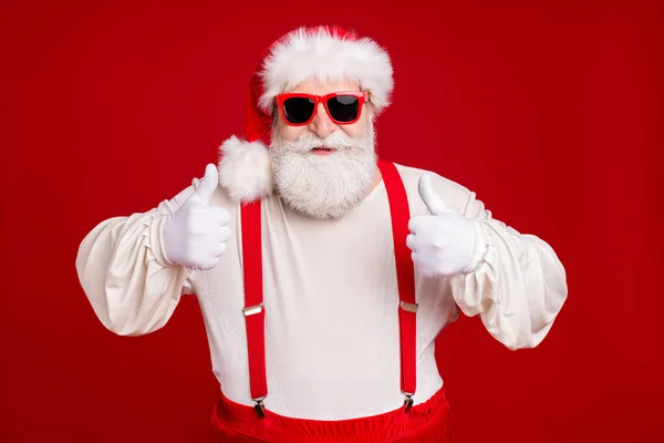 Close-up retrato de seu belo bonito alegre alegre feliz barbudo Papai Noel mostrando dois conselhos de duplo polegar anúncio fresco isolado brilhante brilhante brilho vivo cor vermelha fundo — Fotografia de Stock