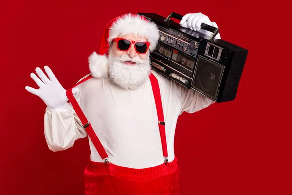 Portret jego przystojny chłodny pewny siebie brodaty Santa dj DJ hipster niosąc boombox taśmy retro zabawy odpoczynku relaks uroczysty odizolowany jasny jasny żywy blask czerwony kolor tło — Zdjęcie stockowe