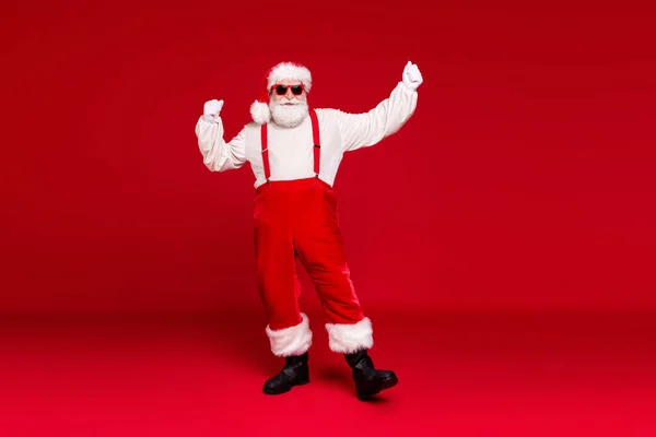 Ganzkörperansicht seiner schönen fröhlichen bärtigen Weihnachtsmann Hipster tanzen Spaß haben festlichen Karneval Neujahr Dezember isoliert hellen lebendigen Glanz lebendigen roten Farbhintergrund — Stockfoto