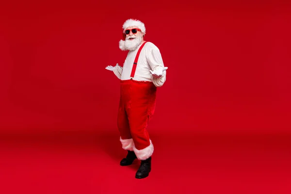 Pleine longueur taille du corps vue de son il beau gai joyeux heureux barbu Père Noël hipster danse avoir du plaisir repos se détendre Décembre isolé lumineux vif éclat vibrant fond de couleur rouge — Photo