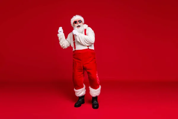 In voller Länge Körpergröße Ansicht seiner schönen fröhlich fröhlich froh bärtig Weihnachtsmann Vater Hipster tanzen Spaß Weihnachtszeit feierlich isoliert hell lebendigen Glanz lebendige rote Farbe Hintergrund — Stockfoto