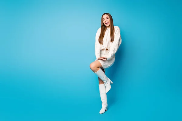 Foto de comprimento total da menina doce bonito alegre desfrutar de férias de outono se alegrar com seus amigos usam roupas de moda tendência isolada sobre fundo de cor azul — Fotografia de Stock