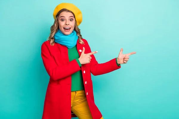 Retrato de chica positiva asombrada promotor presente increíbles anuncios punto de promoción dedo copyspace impresionado grito wow omg desgaste pantalones aislados color verde azulado fondo — Foto de Stock