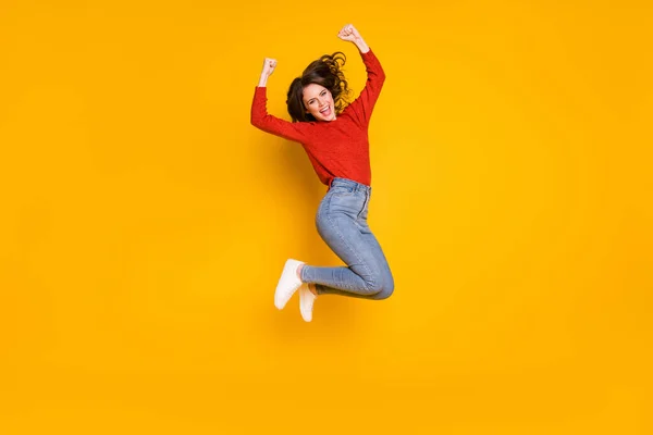 원문 기사보기 전반적 인 크기의 황홀 한 소녀 점프가 겨울 시즌 할인에서 우승하는 장면, 주머니 쥐들은 밝은 색 배경 위에 고립 된 세련 된 유행하는 옷을 입는다 — 스톡 사진