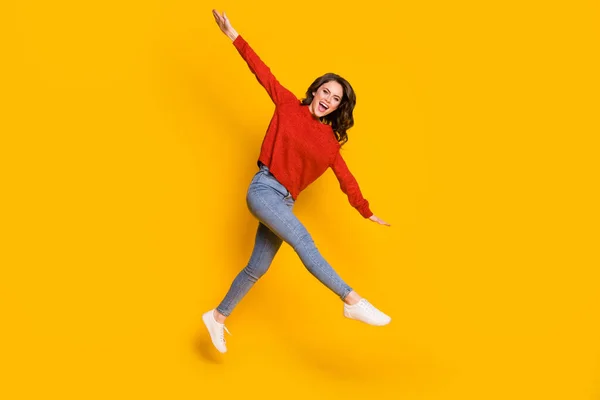 Longitud completa vista del tamaño del cuerpo de ella ella agradable atractiva encantadora alegre alegre chica de pelo ondulado saltando divertirse vacaciones de ocio aislado en brillante brillo vivo vibrante color amarillo fondo — Foto de Stock