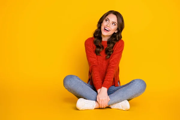 Foto de corpo inteiro de menina animado sincero sentar pernas chão cruzado olhar copyspace desfrutar de regozijar anúncios de vendas desgaste camisola jeans isolado sobre brilho cor fundo — Fotografia de Stock