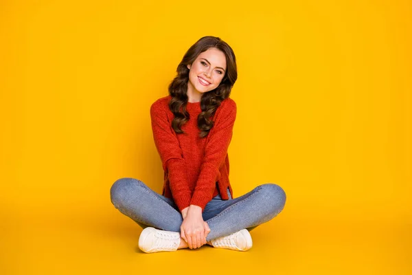 Foto em tamanho completo de adorável encantador menina sentar-se chão pernas cruzadas dobrado desfrutar de descanso de inverno relaxar usar jeans jumper isolado sobre fundo de cor brilhante — Fotografia de Stock