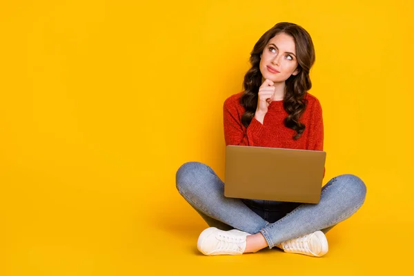 Porträtt av henne hon trevlig attraktiv vacker nyfiken glad vågigt hår flicka sitter med laptop skapa det start-up projekt isolerad på ljusa levande glans levande gul färg bakgrund — Stockfoto