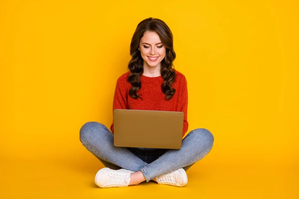 Retrato dela ela agradável atraente linda muito focada alegre alegre menina de cabelos ondulados sentado usando laptop e-commerce e-banking isolado no brilhante brilho vívido vibrante cor amarela fundo — Fotografia de Stock