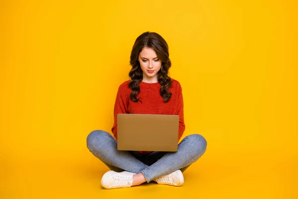 원문 기사보기 매력적 인 곱슬머리 여인의 기분좋은 몸매 사진 컴퓨터와 함께 거실에 앉아 일하는 컴퓨터 작업자가 집에 머물면서 밝은 노란색 배경을 가진 빨간 뜨개질 스웨터를 입고 있는 모습 — 스톡 사진