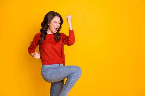 Портрет екстатичної дівчини, що святкує виграш у лотереї, піднімає кулаки крик, так, носити модний джемпер, ізольований на фоні блискучого кольору — стокове фото