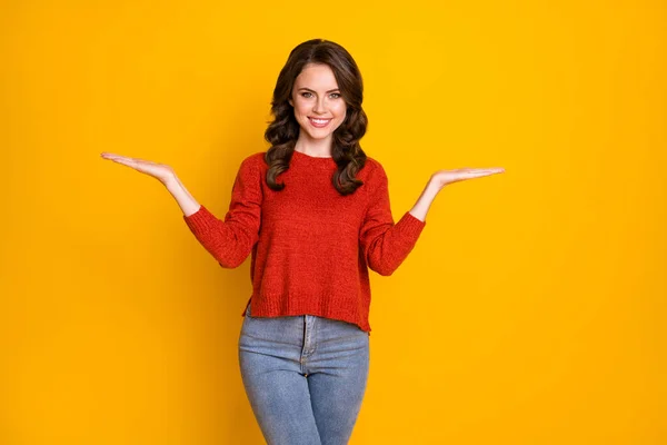 긍정적 인 여자 프로모터가 손에 들고 있는 옵션 옵션을 제공하는 제품은 밝은 색 배경 위에 분리 된 특정 스웨터를 추천 한다 — 스톡 사진
